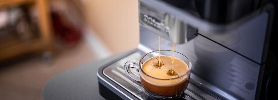 Woda pod ekspresem do kawy, co robić?