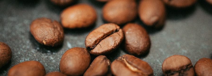 Najlepsza kawa do ekspresu ciśnieniowego - odkryj wyjątkowe aromaty!