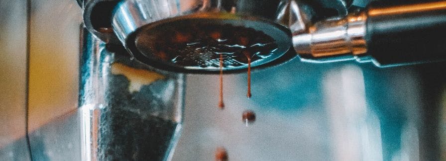 Dlaczego automatyczny ekspres do kawy nie pobiera wody?